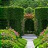 Memorial tuin vol met groene planten